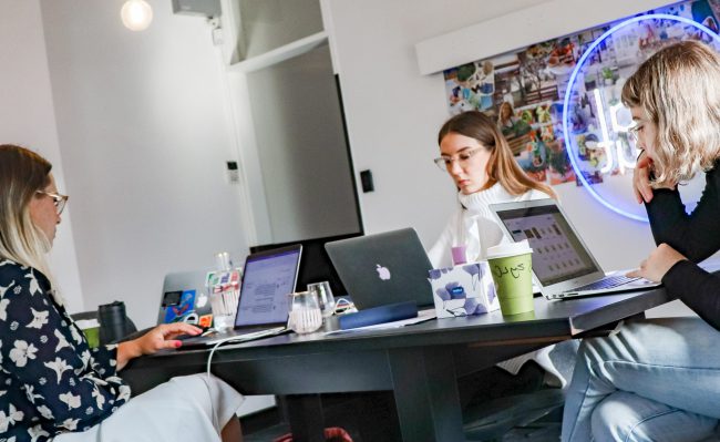 Agencia SEO en Valencia - mujeres