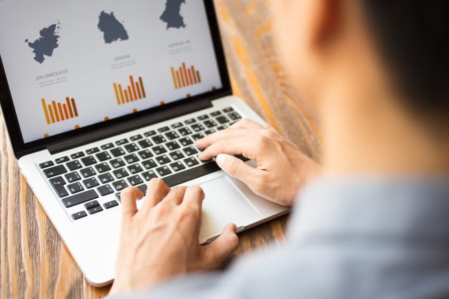 Agencia SEO o Estrategia SEM - computadora