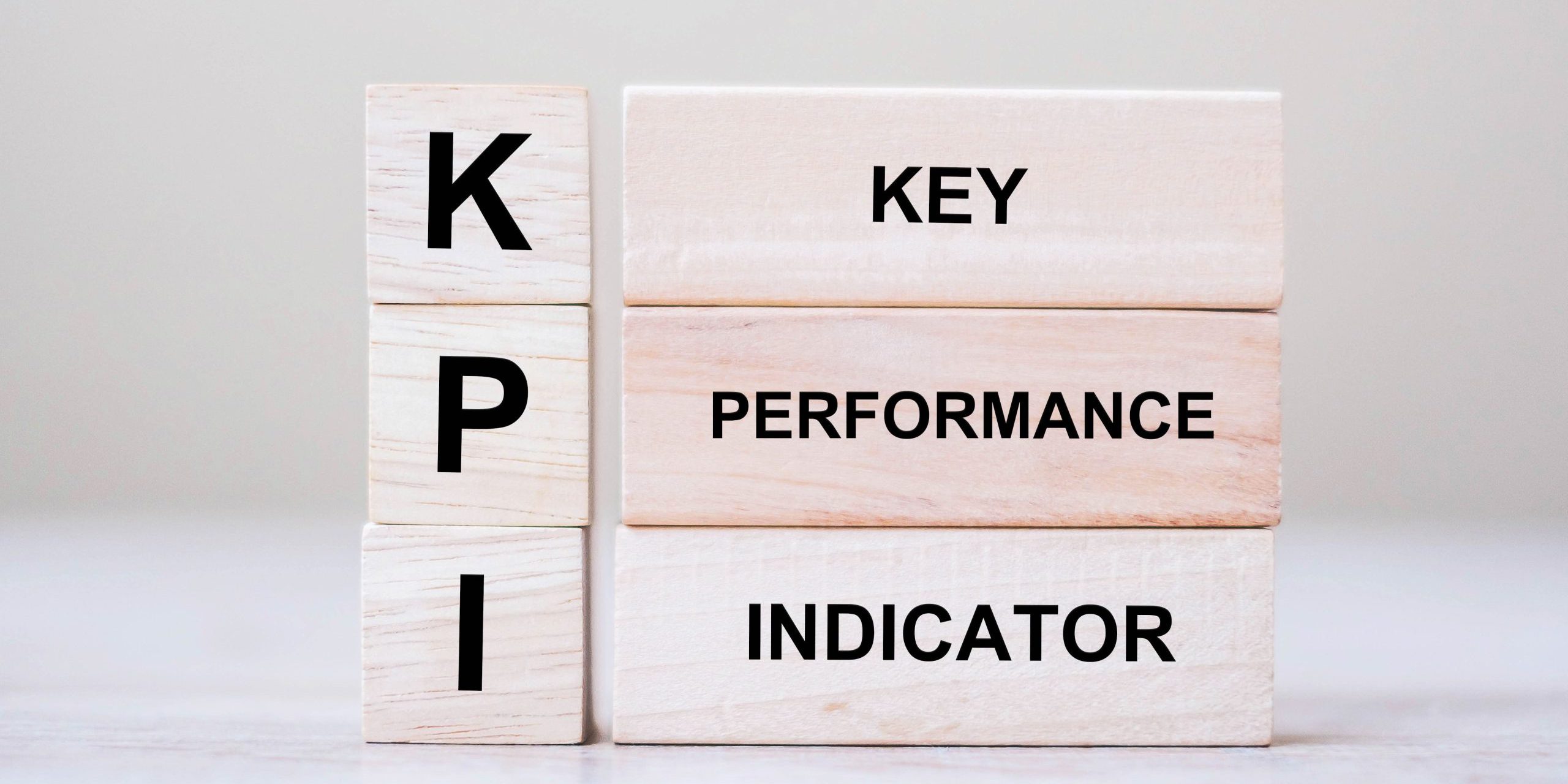 KPI de SEO - palabra en cubos de madera