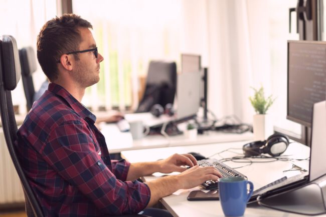 posicionamiento seo barato en valencia - experto delante del ordenador