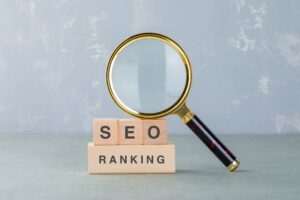 mejor empresa de SEO en Valencia - lupa encima de cubos