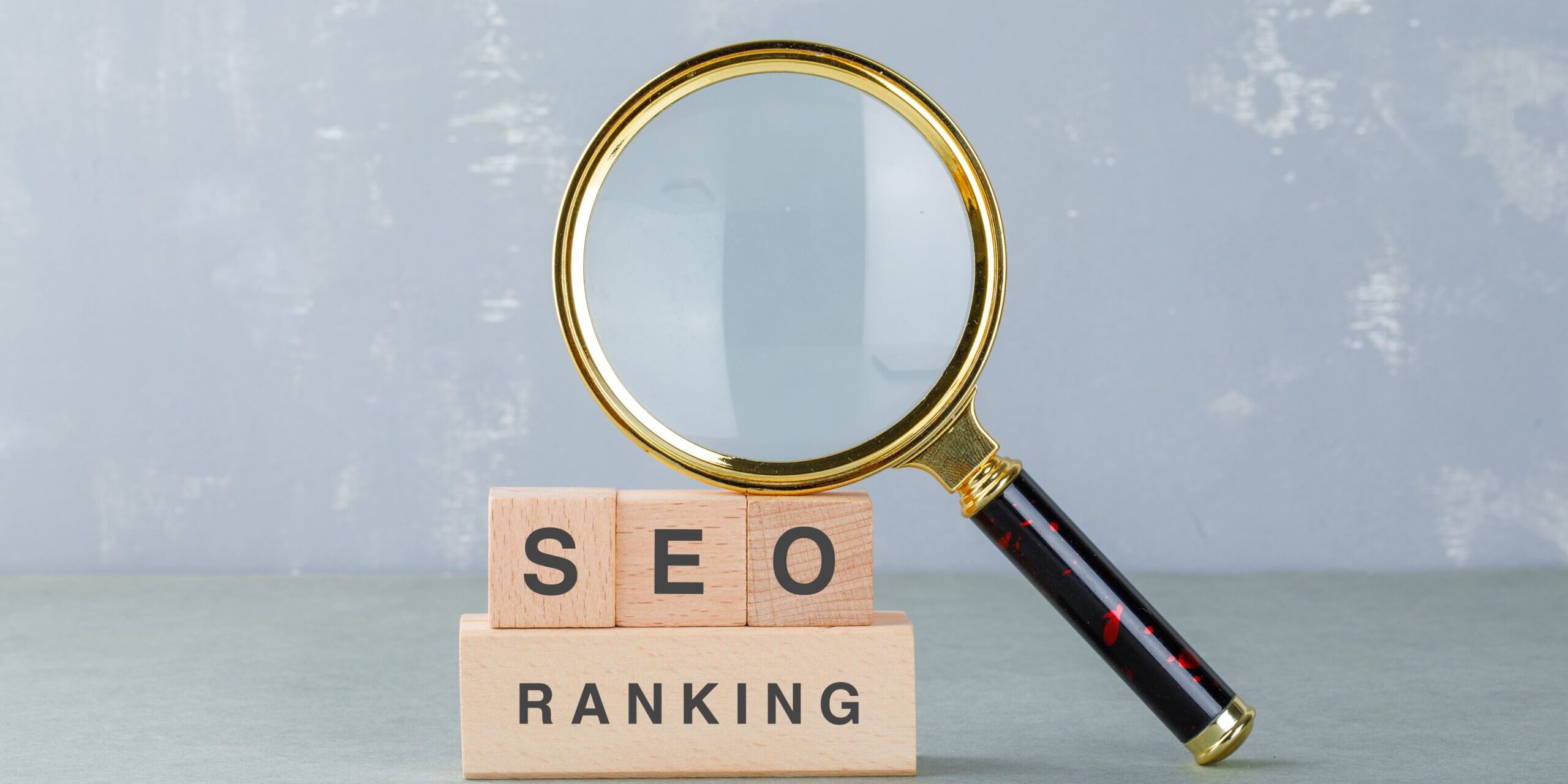 posicionamiento seo barato valencia - lupa encima de cubos