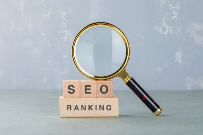 posicionamiento seo barato valencia - lupa encima de cubos