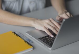 precio posicionamiento seo en valencia - escribiendo teclado