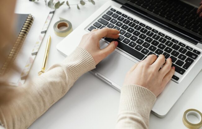 tarifas de posicionamiento seo en valencia - escribiendo en pc